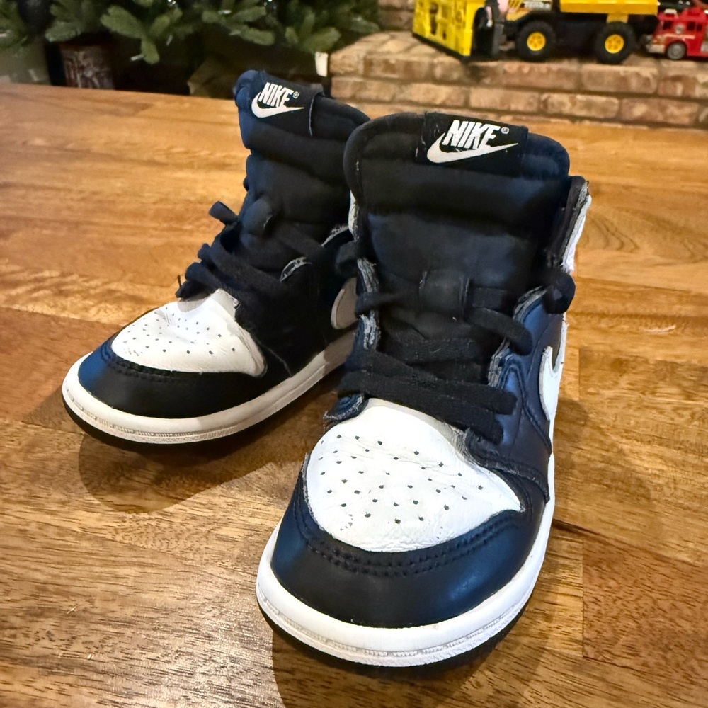 Jordan ones - Nike Black and White Sneakers Classic High-Top Design -9c